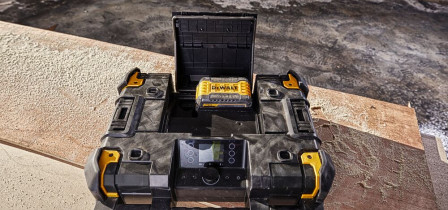 DEWALT radio: tehnološko dovršena rešitev za sodobna delovišča